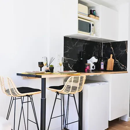 Easy Check-in 10 Minutes Parking Wifi Welcome Gift Starbucks Coffee דירה